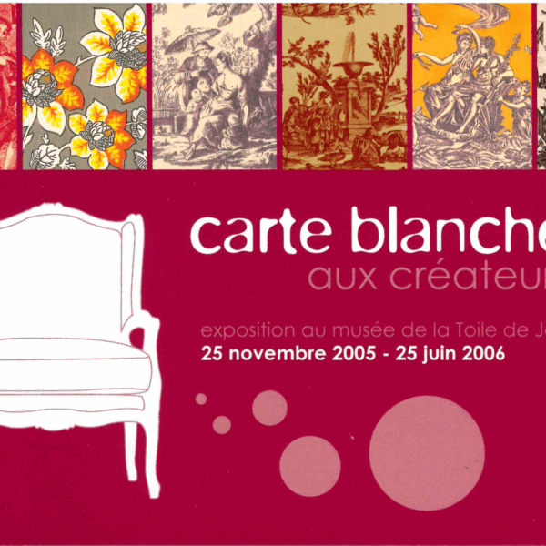 Le CATALOGUE EXPO "CARTE BLANCHE" présente une affiche du Musée de la Toile de Jouy avec un contour de chaise blanc, des motifs décoratifs, les dates de l'événement (25 novembre 2005 - 25 juin 2006), et un fond bordeaux. la marque Toile de Jouy