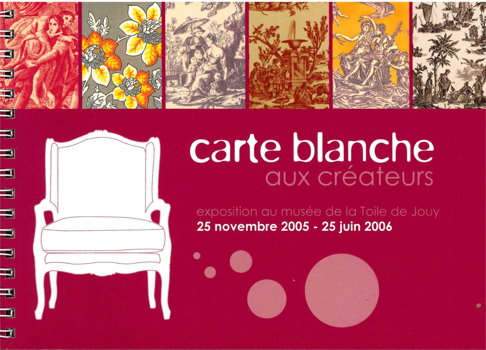 Le CATALOGUE EXPO "CARTE BLANCHE" présente une affiche du Musée de la Toile de Jouy avec un contour de chaise blanc, des motifs décoratifs, les dates de l'événement (25 novembre 2005 - 25 juin 2006), et un fond bordeaux. la marque Toile de Jouy