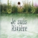 La couverture illustrée de XCOMM_JE SUIS RIVIERE montre un enfant assis dans les hautes herbes au bord d'une rivière, se reflétant dans l'eau verdâtre, avec le titre et l'auteur Nina Luec au recto. la marque Toile de Jouy
