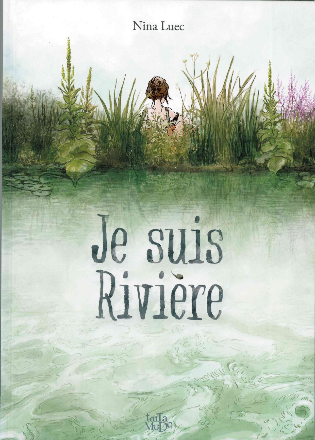 La couverture illustrée de XCOMM_JE SUIS RIVIERE montre un enfant assis dans les hautes herbes au bord d'une rivière, se reflétant dans l'eau verdâtre, avec le titre et l'auteur Nina Luec au recto. la marque Toile de Jouy