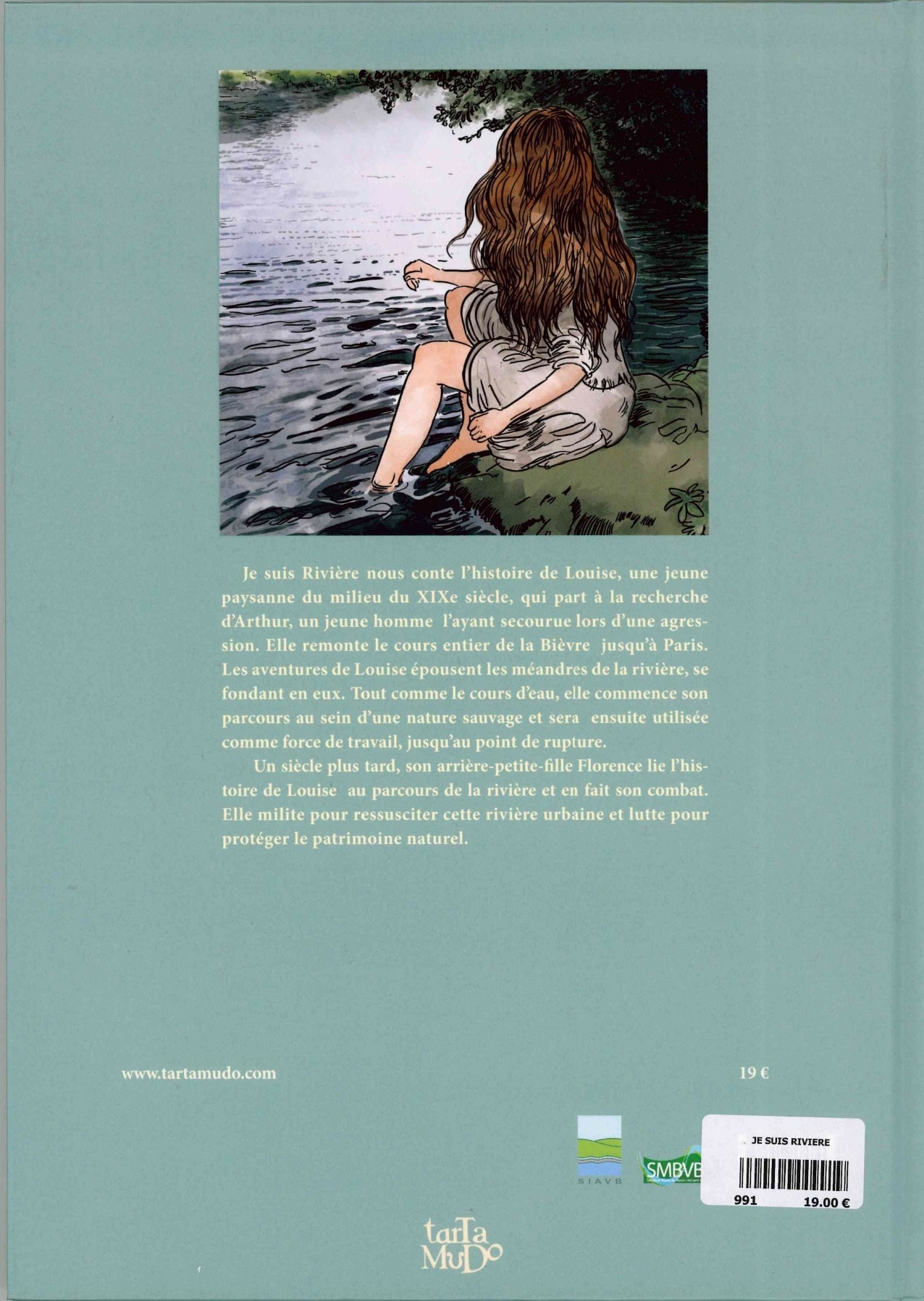 Une jeune femme aux longs cheveux bruns, vêtue d'une robe légère, est assise au bord d'une rivière calme et trempe sa main dans l'eau, capturant ainsi l'essence sereine de XCOMM_JE SUIS RIVIERE. la marque Toile de Jouy