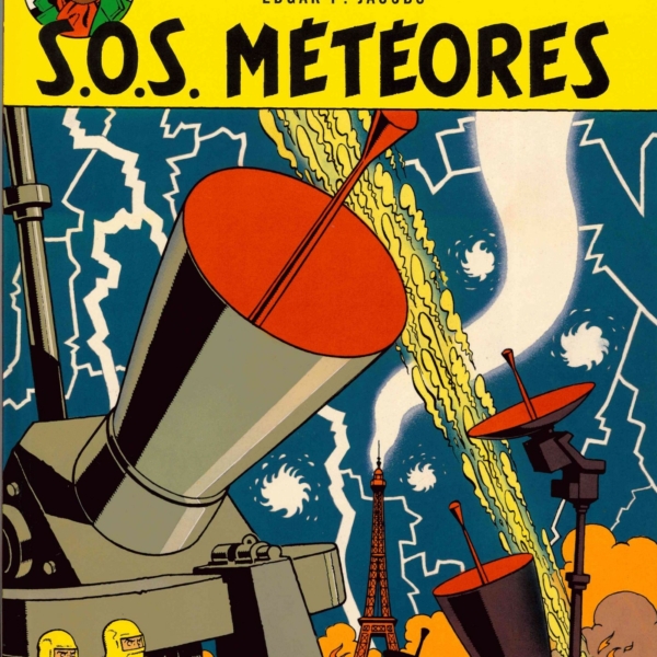 Couverture de la bande dessinée "XCOMM_JE SUIS RIVIERE", avec de grandes antennes paraboliques, des éclairs près de la Tour Eiffel, deux personnages en costume jaune et le titre en gras. la marque Toile de Jouy