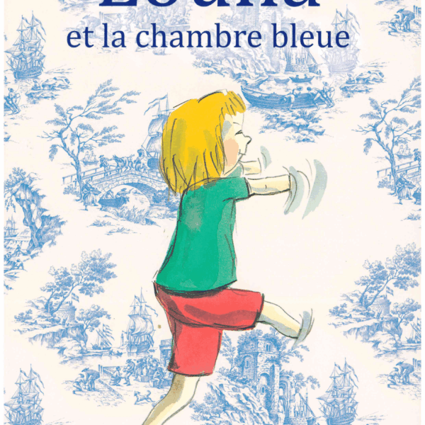 Couverture du livre "XCOMM_LA GRANDE AVENTURE DE LA TOILE DE JOUY" représentant un enfant aux cheveux blonds courts, à la chemise verte et au short rouge, dansant joyeusement sur un fond bleu et blanc à motifs. Les noms des auteurs apparaissent ci-dessous. la marque Toile de Jouy