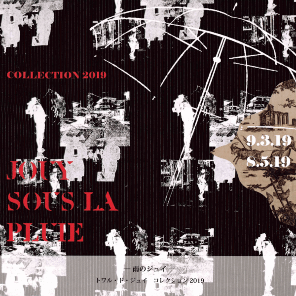 Graphique de style collage en noir, blanc et rouge représentant des parapluies, des bâtiments et des personnages. Le texte affiche "XCOMM_LA GRANDE AVENTURE DE LA TOILE DE JOUY", "JOUY SOUS LA PLUIE" et des dates en français et en japonais. la marque Toile de Jouy