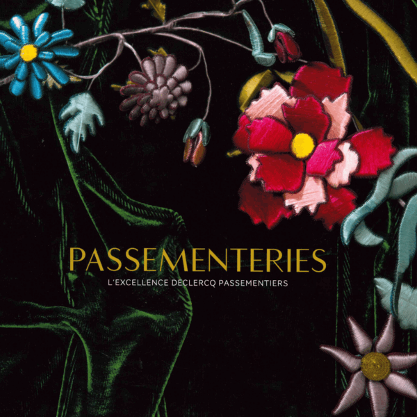 Couverture du livre "XCOMM_PASSEMENTERIE - DU FIL AU DECOR", présentant des fleurs et des feuilles colorées, brodées de façon complexe, sur un fond sombre. Le sous-titre est "L'Excellence Declercq Passementiers. la marque Toile de Jouy