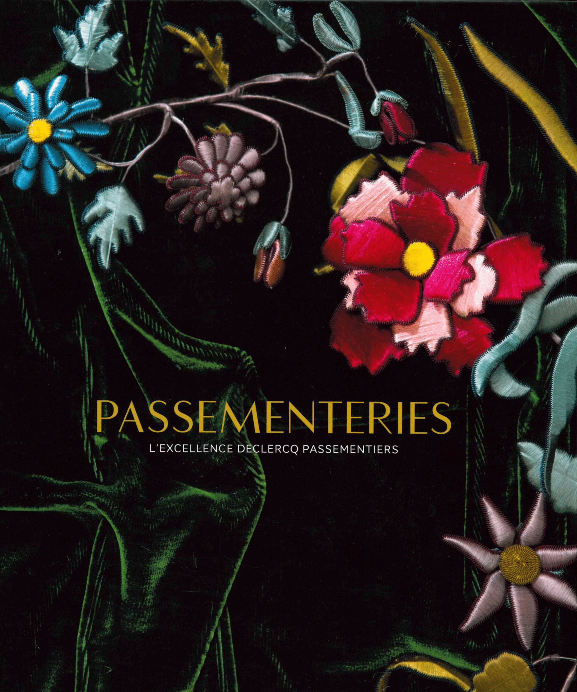 Couverture du livre "XCOMM_PASSEMENTERIE - DU FIL AU DECOR", présentant des fleurs et des feuilles colorées, brodées de façon complexe, sur un fond sombre. Le sous-titre est "L'Excellence Declercq Passementiers. la marque Toile de Jouy