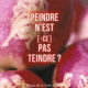 Gros plan d'un navet violet et blanc avec une scène classique décolorée sur sa surface. Texte français en blanc superposé : "Peindre n'est (-ce) pas teindre ? Nom du produit "XCOMM_PEINDRE N'EST (-CE) PAS TEINDRE ?" affiché en bas. la marque Toile de Jouy