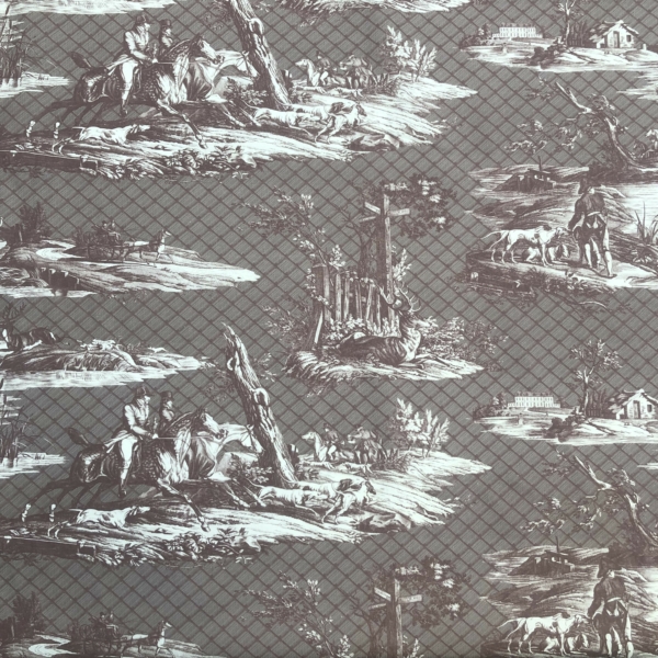Le XCOMM_TISSU LIBERTE AMERICAINE MULBERY présente une toile monochrome avec des scènes pastorales de personnes, de cavaliers, de chiens et d'arbres sur un fond de grille à losanges. la marque Toile de Jouy
