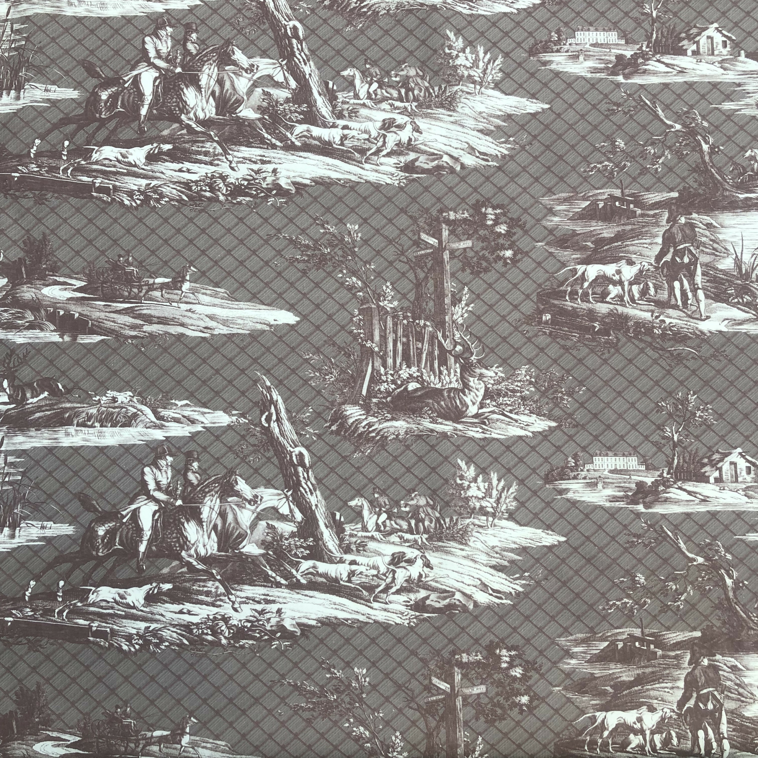 Le XCOMM_TISSU LIBERTE AMERICAINE MULBERY présente une toile monochrome avec des scènes pastorales de personnes, de cavaliers, de chiens et d'arbres sur un fond de grille à losanges. la marque Toile de Jouy