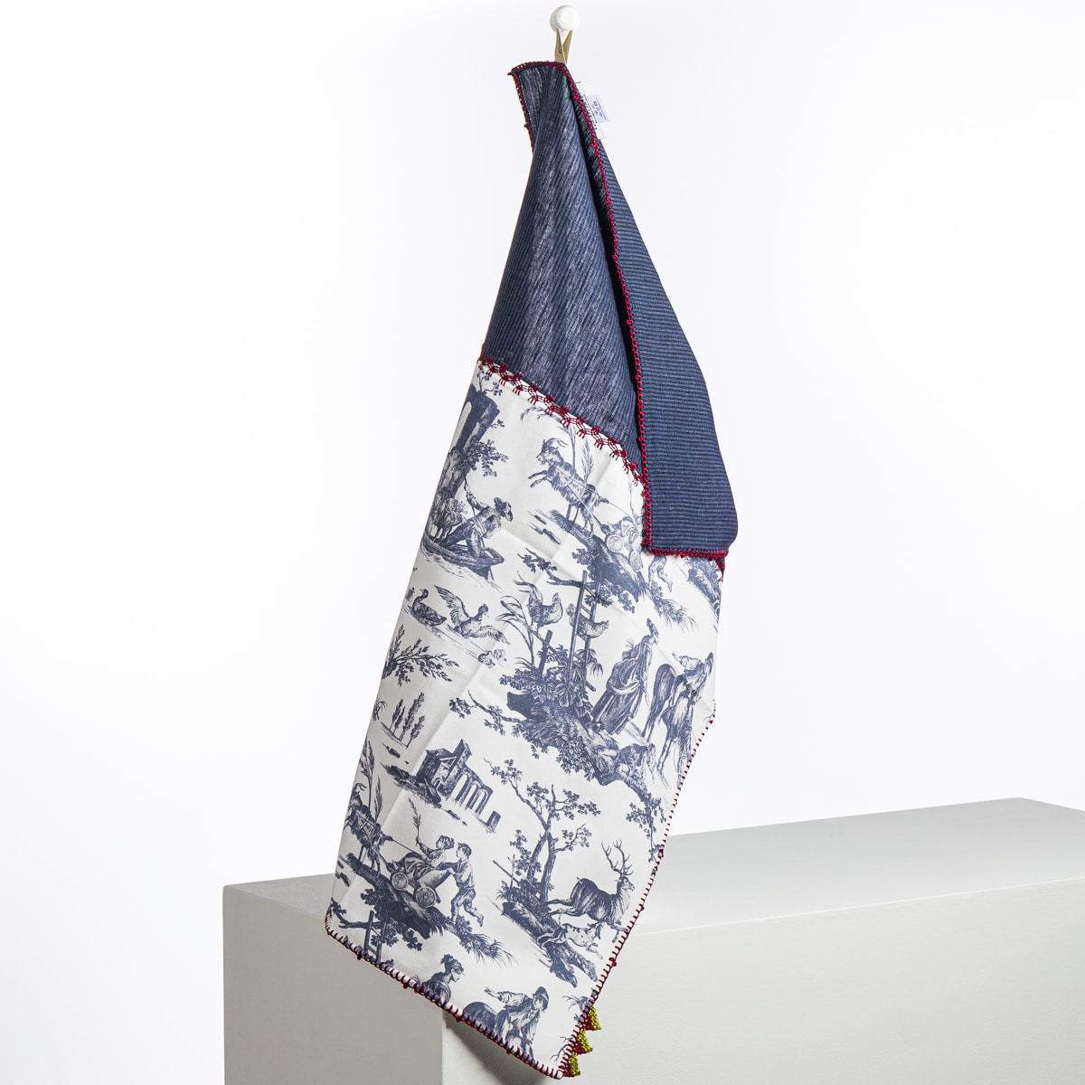 GRAND TORCHON BRODE "Les PLAISIRS DE LA CAMPAGNE" BLEU