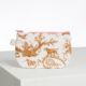 Le XCOMM_BIC BALLON PESTO est une petite pochette en tissu avec une fermeture éclair rose, présentant un imprimé de style toile marron avec des animaux, des plantes et des motifs décoratifs sur un fond blanc, présenté sur une surface blanche. la marque Toile de Jouy