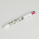 Le XCOMM_BIC BALLON PESTO est un stylo blanc avec des motifs floraux verts et la mention "TOILE" sur le corps. Il comporte quatre sélecteurs d'encre rouge, noire, bleue et verte, posés sur une surface blanche. la marque Toile de Jouy