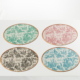 Quatre sets de table XCOMM_SET DE TABLE OVAL OFFRANDE A L'AMOUR ovales sur une surface blanche, chacun avec une scène pastorale vintage en vert, rose, noir et bleu, et des bordures dorées sur le pourtour. la marque Toile de Jouy