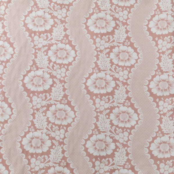 TISSU "LES 4 PARTIES DU MONDE" VERT JUNGLE présente un motif vert jungle feuillu avec de grands motifs floraux et des vignes, rehaussés par des lignes ondulées et festonnées répétées verticalement sur l'ensemble du tissu. la marque Toile de Jouy