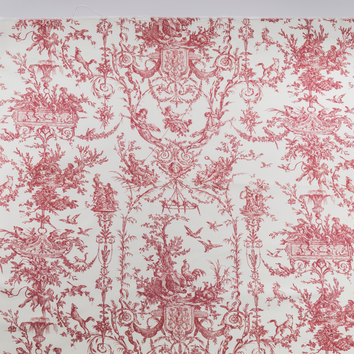 TISSU "LES 4 PARTIES DU MONDE" VERT JUNGLE : Toile verte avec des scènes pastorales détaillées comprenant des oiseaux, des arbres et des motifs ornés, disposés dans un motif symétrique et répétitif. la marque Toile de Jouy