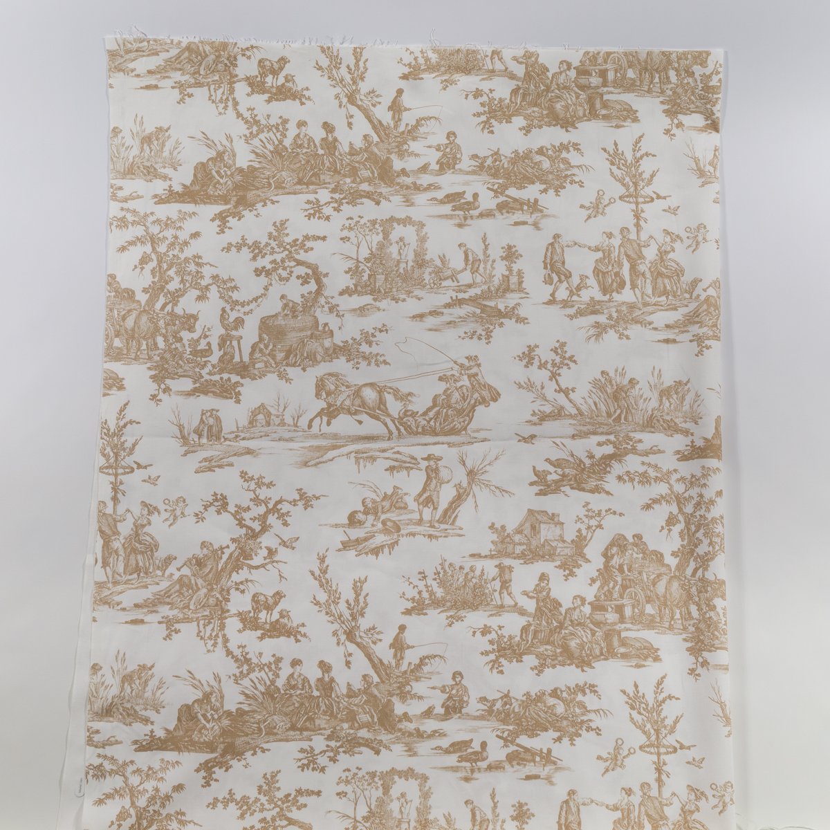 TISSU "LES 4 PARTIES DU MONDE" VERT JUNGLE : Tissu crème présentant des motifs de toile pastorale vert jungle avec des personnages, des animaux, des arbres et des scènes rurales disposés en rangées horizontales. la marque Toile de Jouy