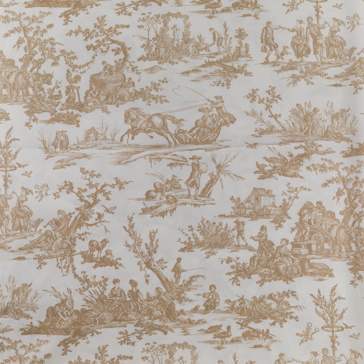 Une toile de Jouy vintage, TISSU "LES 4 PARTIES DU MONDE" VERT JUNGLE, présente des scènes pastorales détaillées en vert jungle avec des personnes, des animaux et la vie rurale sur un fond blanc. la marque Toile de Jouy