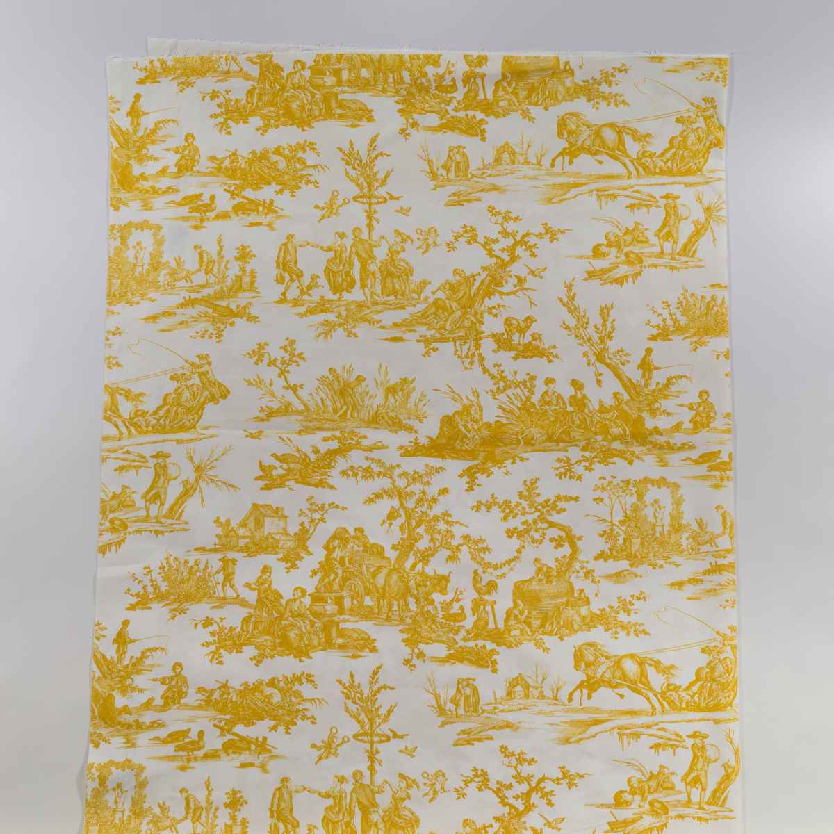 Tissu blanc présentant des scènes pastorales vertes complexes de personnes, d'arbres, de chevaux et de calèches dans un motif répétitif. Produit : TISSU "LES 4 PARTIES DU MONDE" VERT JUNGLE. la marque Toile de Jouy