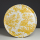 L'assiette ronde XCOMM_PLATEAU ROND 46CM DELICES BLEU présente une scène pastorale bleue complexe avec des personnes, des animaux et des arbres sur un fond blanc, présentée à la verticale sur un fond sombre. la marque Toile de Jouy