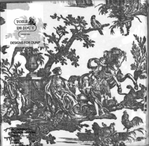 Les serviettes de table XCOMM_SERVIETTES 33X33 4 PARTIES BLEU bleues et blanches présentent des motifs de style toile de Jouy avec des personnages en costumes d'époque, un cheval, des arbres et des oiseaux, ainsi que "Toile de Jouy" et "Designs for Duni" en haut à gauche. la marque Toile de Jouy