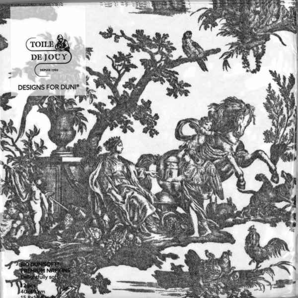 Les serviettes de table XCOMM_SERVIETTES 33X33 4 PARTIES BLEU bleues et blanches présentent des motifs de style toile de Jouy avec des personnages en costumes d'époque, un cheval, des arbres et des oiseaux, ainsi que "Toile de Jouy" et "Designs for Duni" en haut à gauche. la marque Toile de Jouy