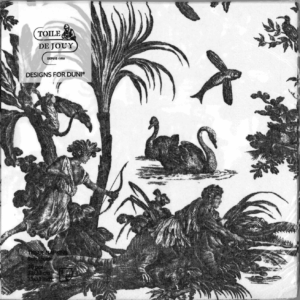 Les XCOMM_SERVIETTES 33X33 4 PARTIES BLEU présentent une toile en noir et blanc représentant deux personnes avec des arcs et des flèches au bord de l'eau, parmi des plantes et des oiseaux, avec des cygnes qui nagent ; l'étiquette "Toile de Jouy Designs for Duni" se trouve dans le coin. la marque Toile de Jouy