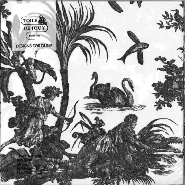 Les XCOMM_SERVIETTES 33X33 4 PARTIES BLEU présentent une toile en noir et blanc représentant deux personnes avec des arcs et des flèches au bord de l'eau, parmi des plantes et des oiseaux, avec des cygnes qui nagent ; l'étiquette "Toile de Jouy Designs for Duni" se trouve dans le coin. la marque Toile de Jouy