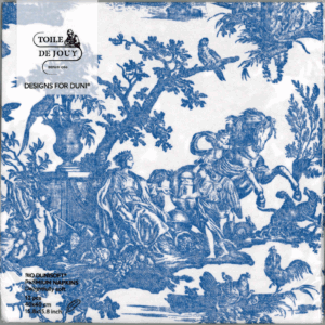 Serviette de table bleue et blanche, SERVIETTES 33X33 "LES 4 PARTIES DU MONDE" BLEU, représente une scène pastorale vintage détaillée avec des personnes en tenue classique, un cheval, des arbres, un coq et des motifs floraux. Étiquette : Toile de Jouy - Designs for Duni. la marque Toile de Jouy