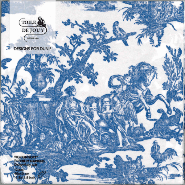 Serviette de table bleue et blanche, SERVIETTES 33X33 "LES 4 PARTIES DU MONDE" BLEU, représente une scène pastorale vintage détaillée avec des personnes en tenue classique, un cheval, des arbres, un coq et des motifs floraux. Étiquette : Toile de Jouy - Designs for Duni. la marque Toile de Jouy