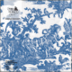 Serviette de table bleue et blanche, SERVIETTES 33X33 "LES 4 PARTIES DU MONDE" BLEU, représente une scène pastorale vintage détaillée avec des personnes en tenue classique, un cheval, des arbres, un coq et des motifs floraux. Étiquette : Toile de Jouy - Designs for Duni. la marque Toile de Jouy