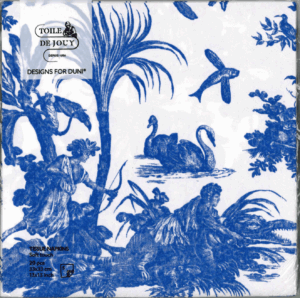 Les SERVIETTES 33X33 "LES 4 PARTIES DU MONDE" BLEU présentent un motif bleu et blanc de style toile avec des cygnes, des oiseaux, des personnes et des feuillages tropicaux dans un motif vintage. La marque "Toile de Jouy" apparaît en haut à gauche. la marque Toile de Jouy