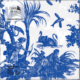Les SERVIETTES 33X33 "LES 4 PARTIES DU MONDE" BLEU présentent un motif bleu et blanc de style toile avec des cygnes, des oiseaux, des personnes et des feuillages tropicaux dans un motif vintage. La marque "Toile de Jouy" apparaît en haut à gauche. la marque Toile de Jouy