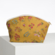 La XCOMM_CAPE DE PLUIE SEMIS DE FLEURS est une pochette jaune à fermeture éclair présentant un motif floral rose, rouge et vert, sur une surface blanche avec un fond blanc uni. la marque Toile de Jouy