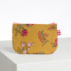 La XCOMM_CAPE DE PLUIE SEMIS DE FLEURS est une petite pochette jaune avec un motif floral rose, une fermeture éclair rose et une étiquette à carreaux roses et blancs, présentée sur une surface blanche sur un fond uni. la marque Toile de Jouy