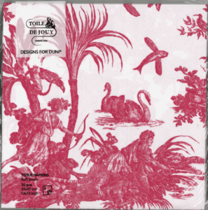 Une illustration de style toile bleue sur une serviette SERVIETTES 33X33 "LES 4 PARTIES DU MONDE" BLEU montre des cygnes dans un étang, des plantes tropicales, un singe, un oiseau volant et une personne assise au milieu d'un feuillage. Les détails du produit sont imprimés dans le coin supérieur gauche. la marque Toile de Jouy