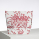 Le XCOMM_LUNCH BAG ESCARPOLETTE ROUGE est une pochette en tissu blanc présentant un motif de style toile rouge avec des figures classiques, des oiseaux et des motifs ornementaux, sur une surface blanche et un fond uni. la marque Toile de Jouy