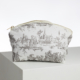 Le XCOMM_LUNCH BAG ESCARPOLETTE ROUGE est une pochette blanche à fermeture éclair dorée avec une toile pastorale en noir et blanc représentant des personnes, des bâtiments et des arbres, sur une surface blanche et un fond blanc. la marque Toile de Jouy