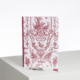 Le XCOMM_LUNCH BAG ESCARPOLETTE ROUGE, orné d'un motif floral rouge et blanc complexe, se tient debout sur une surface blanche et un stylo assorti affichant un motif similaire est placé devant lui. la marque Toile de Jouy