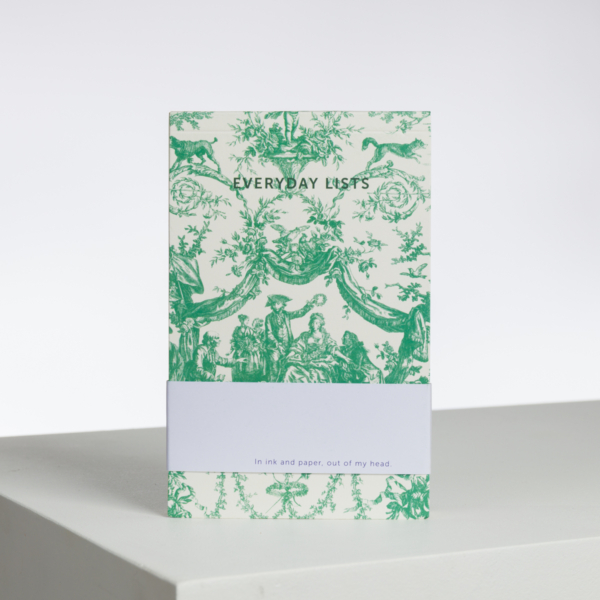 Le carnet XCOMM_EVERYDAY LISTS COURONNEMENT VERT PRAIRIE présente une couverture à motifs vintage verts et blancs intitulée "EVERY DAY LISTS", avec une bande blanche en bas indiquant "In ink and paper, out of my head". la marque Toile de Jouy
