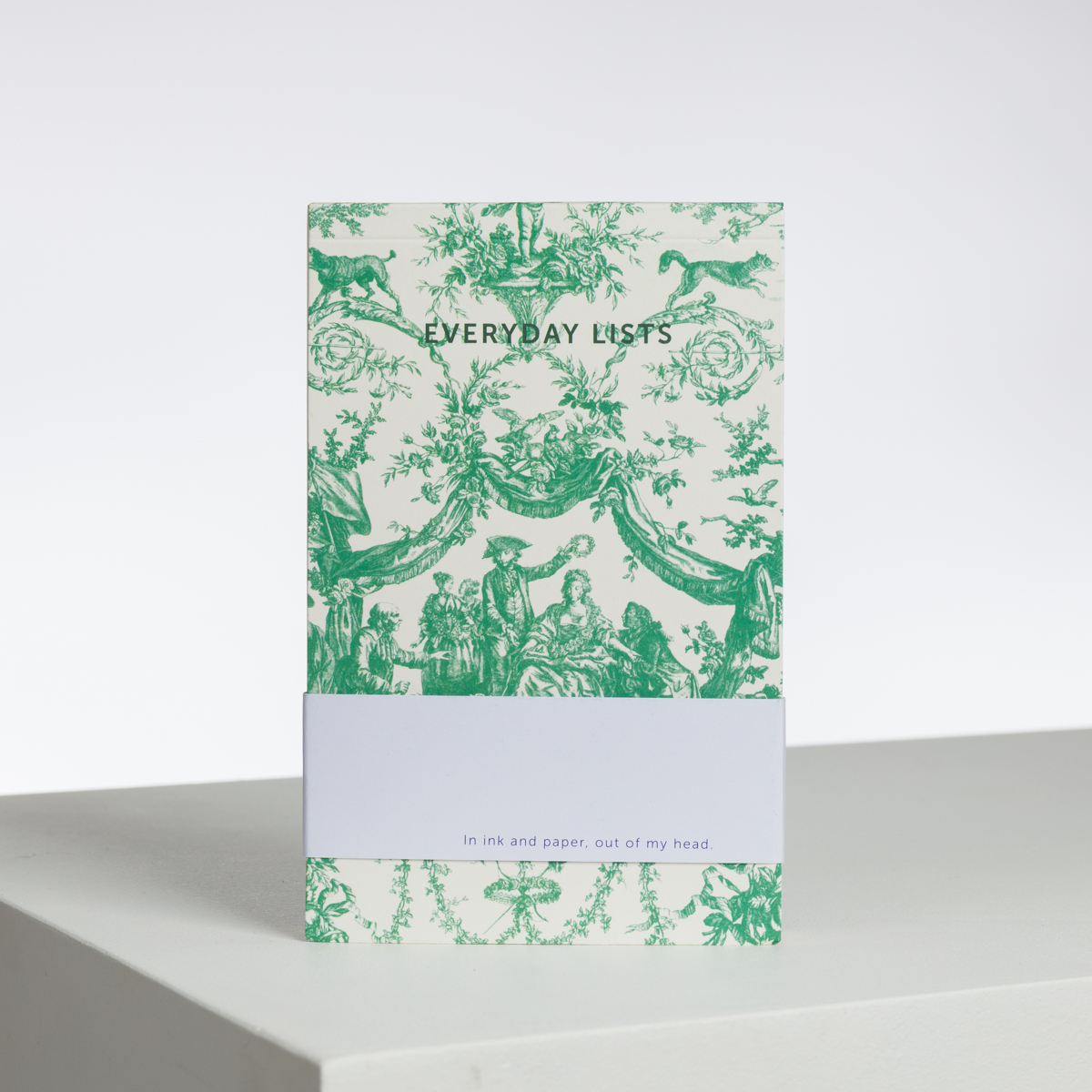 Le carnet XCOMM_EVERYDAY LISTS COURONNEMENT VERT PRAIRIE présente une couverture à motifs vintage verts et blancs intitulée "EVERY DAY LISTS", avec une bande blanche en bas indiquant "In ink and paper, out of my head". la marque Toile de Jouy