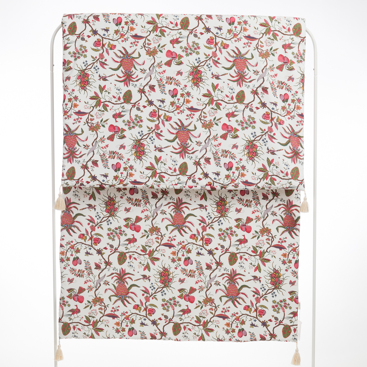 Les XCOMM_CHAUSETTES PLAISIRS DE LA CAMPAGNE 36/38 présentent un motif répétitif d'oiseaux, de fleurs et de branches dans des tons rouges, roses et verts sur un support blanc sur un fond blanc uni. la marque Toile de Jouy