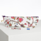 La pochette ABAT-JOUR SUR COMMANDE, ornée d'un motif floral et de branches colorées, est posée sur une surface blanche et un stylo floral assorti se trouve à l'avant. la marque Toile de Jouy