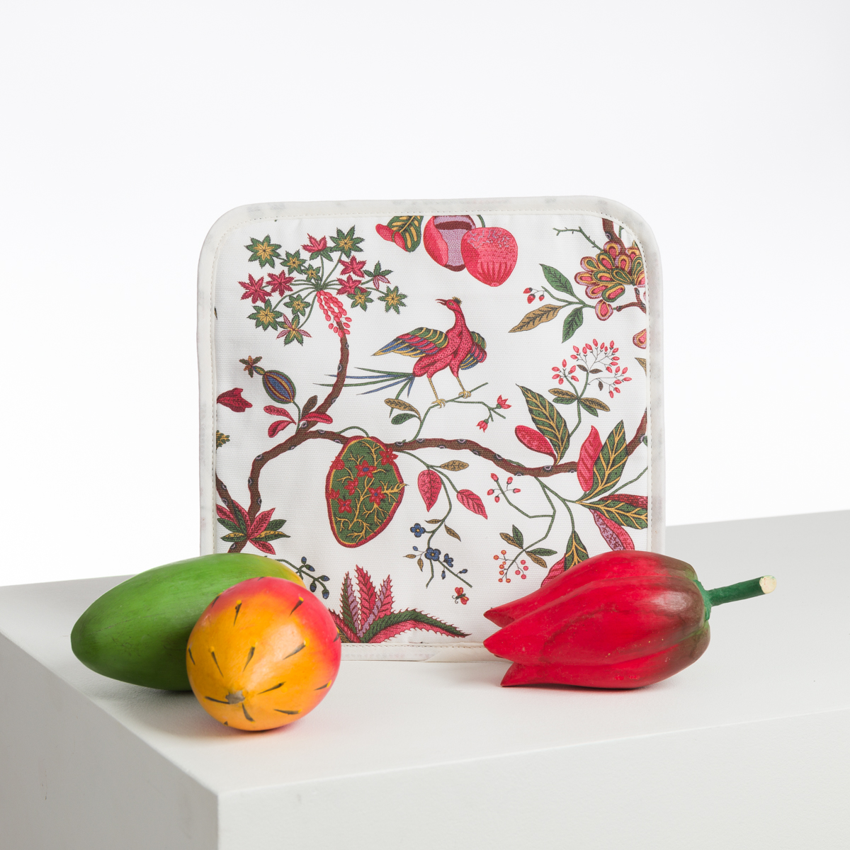 L'ABAT-JOUR SUR COMMANDE se tient debout sur une surface blanche à côté de trois modèles de fruits réalistes : une mangue, une mangue jaune et un poivron rouge. la marque Toile de Jouy