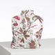 L'ABAT-JOUR SUR COMMANDE est une bouillotte blanche avec une couverture imprimée de fleurs et d'oiseaux, emballée dans un sac en plastique transparent, présentée sur une surface blanche sur un fond uni. la marque Toile de Jouy