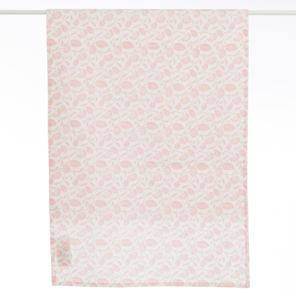 L'ABAT-JOUR SUR COMMANDE, un tissu rectangulaire rose pâle et blanc avec un motif floral subtil, est suspendu verticalement sur un fond blanc uni. la marque Toile de Jouy