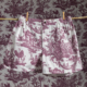 XCOMM_MICROFIBRE Le boxer ANANAS, avec son imprimé toile marron détaillé, est suspendu à une corde à linge avec des pinces à linge. Le papier peint qui se trouve derrière est assorti au motif complexe, ce qui permet au short de se fondre dans l'arrière-plan. la marque Toile de Jouy