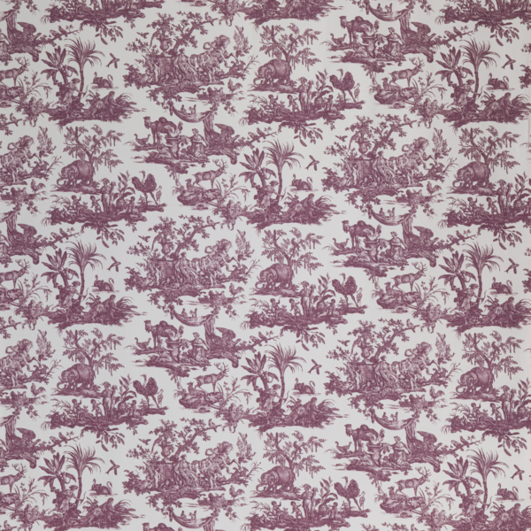 XCOMM_MICROFIBRE ANANAS présente un motif répétitif de scènes pastorales violettes sur fond blanc, avec des animaux, des arbres, des oiseaux et des personnes à l'extérieur - un hommage à la toile de Jouy classique. la marque Toile de Jouy