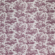 XCOMM_MICROFIBRE ANANAS présente un motif répétitif de scènes pastorales violettes sur fond blanc, avec des animaux, des arbres, des oiseaux et des personnes à l'extérieur - un hommage à la toile de Jouy classique. la marque Toile de Jouy