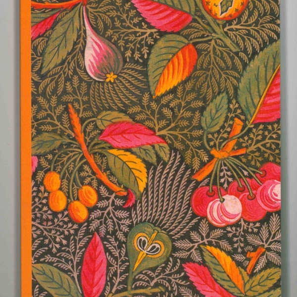 Le XCOMM_CARNET A5 BLEUETS est un carnet dont la couverture botanique vibrante présente des feuilles, des figues, des cerises, des baies et des grenades en vert, rouge, orange, jaune et rose sur un fond sombre avec un dos orange. la marque Toile de Jouy