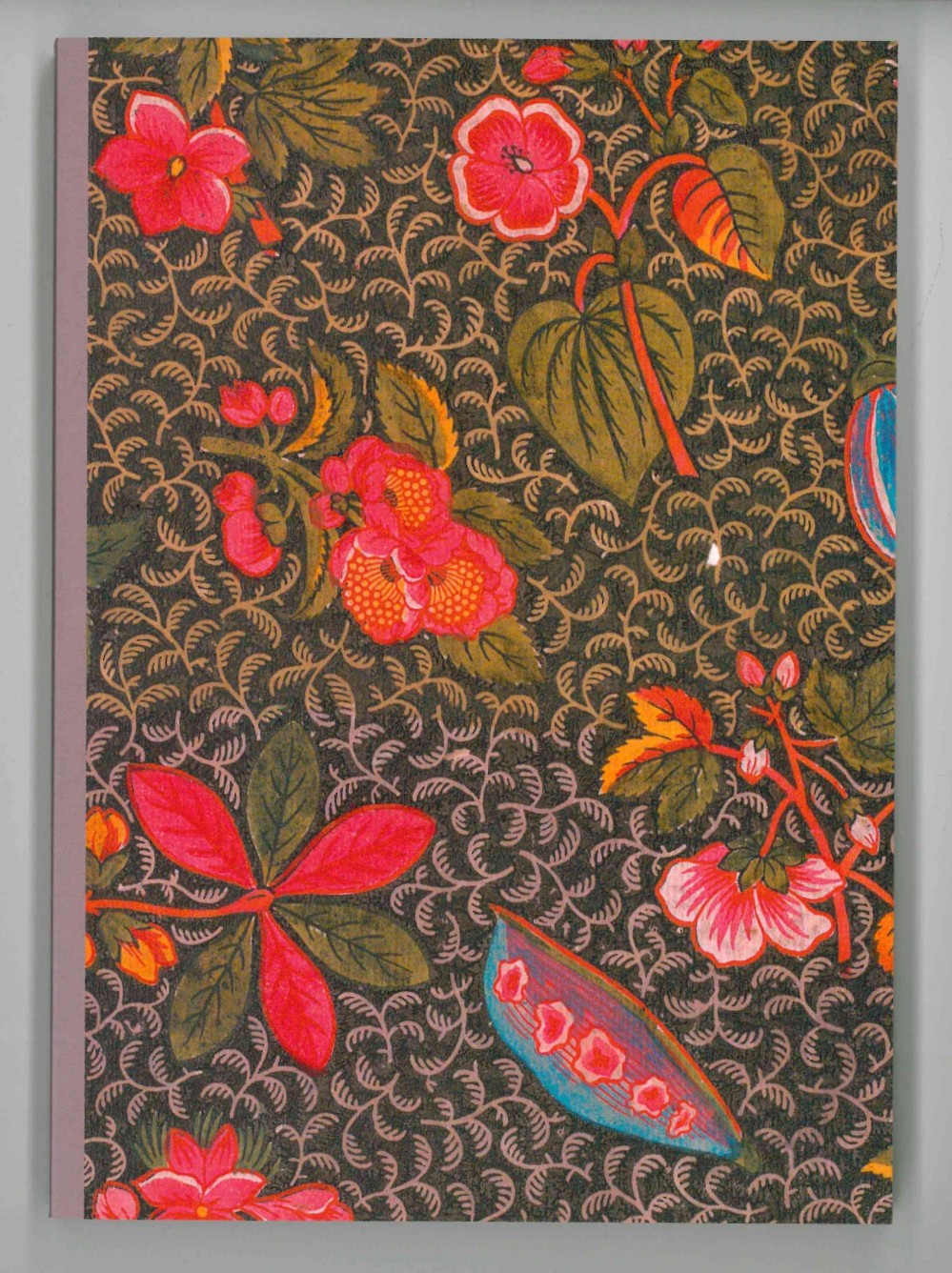 Le XCOMM_CARNET A5 BLEUETS est un carnet dont la couverture présente de vibrants motifs floraux rouges, roses et verts sur fond sombre, ornés de feuilles et de fleurs colorées sur l'ensemble du dessin. la marque Toile de Jouy